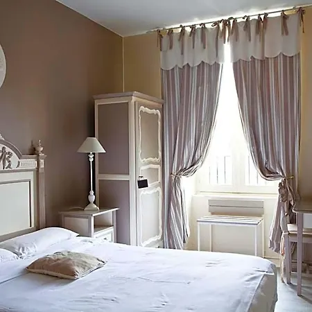 Abat Jour Hotel 2*